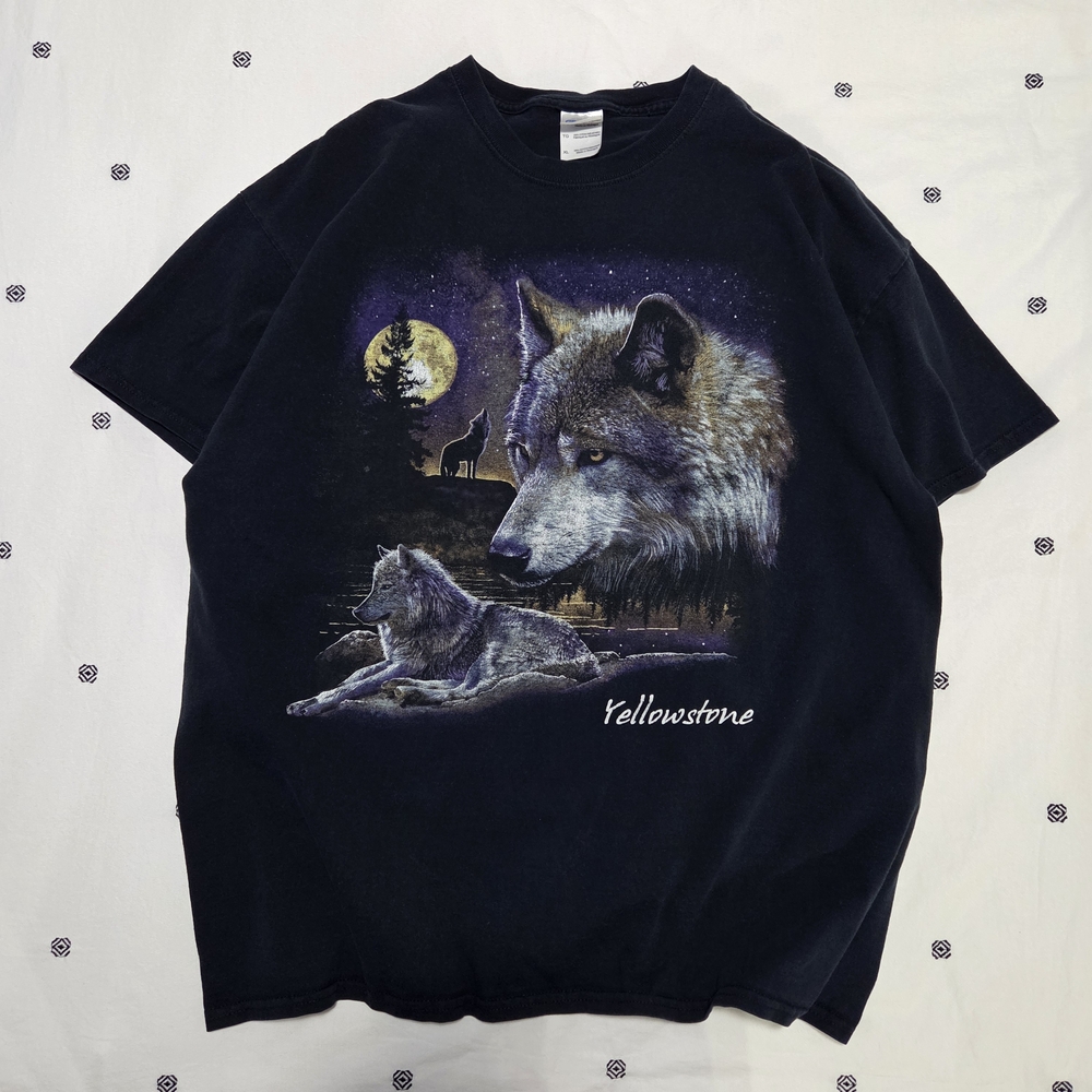 Vintage Yellowstone National Park graphic T-shirt